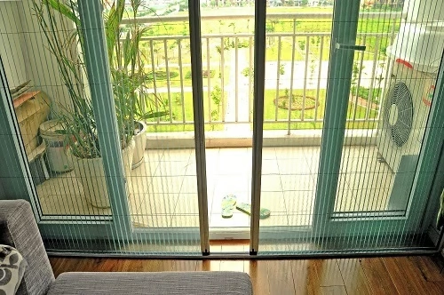 Cửa lưới xếp có ray 2 cánh màu trắng, ghi, cà phê hệ 32