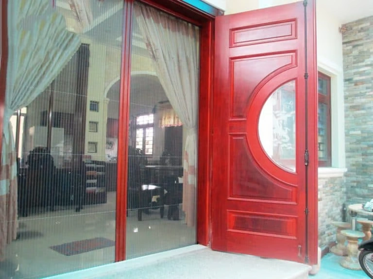 Cửa lưới xếp có ray 2 cánh, màu vân gỗ hệ 27