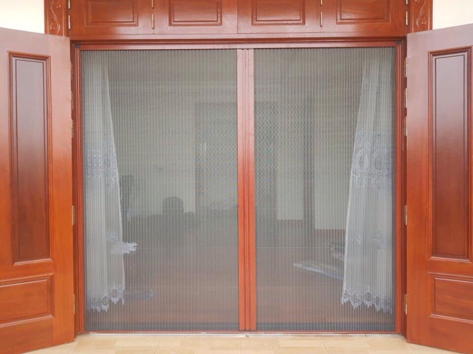 Cửa lưới xếp 2 cánh màu vân gỗ hệ 30